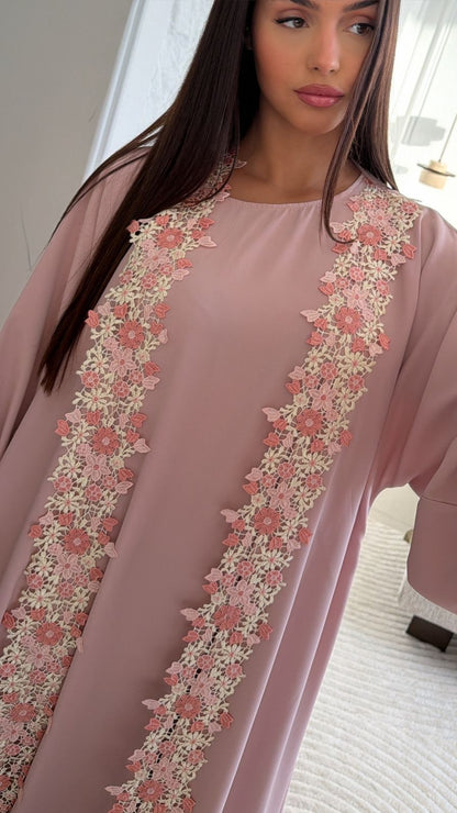 ABAYA SAJYA ROSE PASTEL DENTELLE FLEURIE – UAE