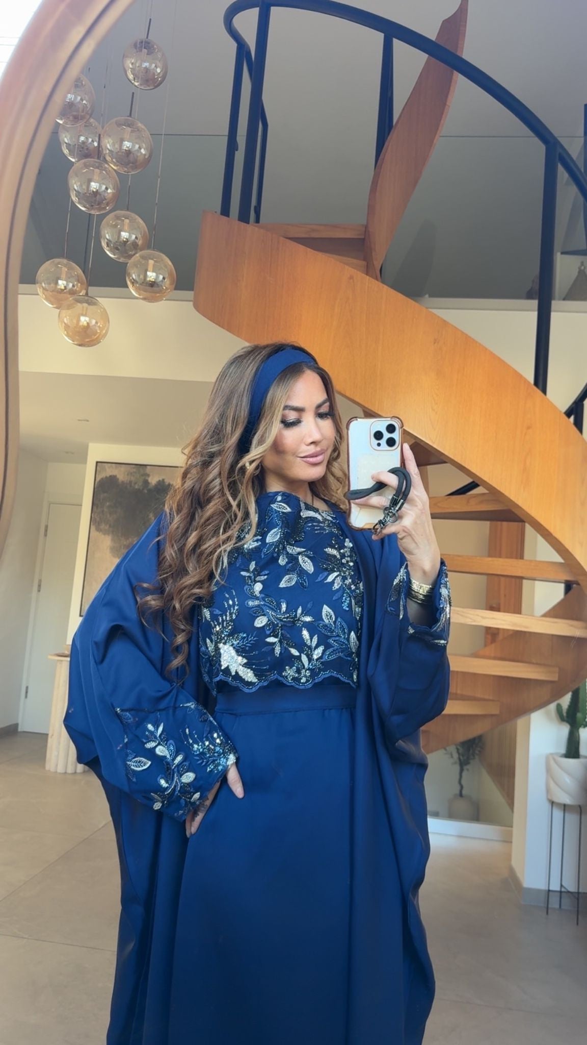 ABAYA BRODÉE  — Élégance subtile LAYAAL BLEU MARINE