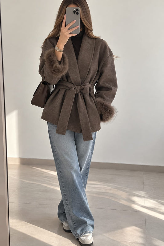 VESTE 800269 À CEINTURER AVEC MANCHES EN FOURRURE CHOCO