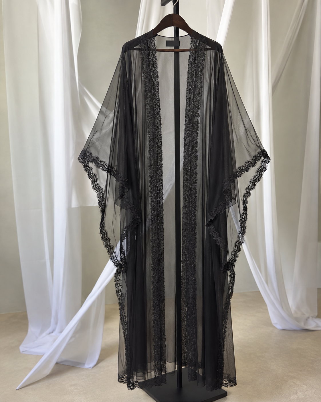 ABAYA CAPE MOUSSELINE NOIR DENTELLE AYRAH- UAE